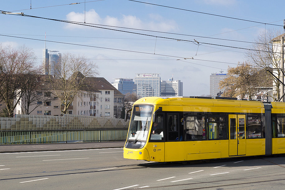 Eine gelbe Straßenbahn fährt die Steeler Straße in Essen entlang.