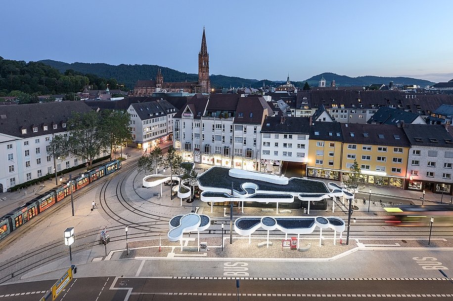 Panoramaansicht der Haltestelle Rotteckring der Stadtbahn Freiburg.